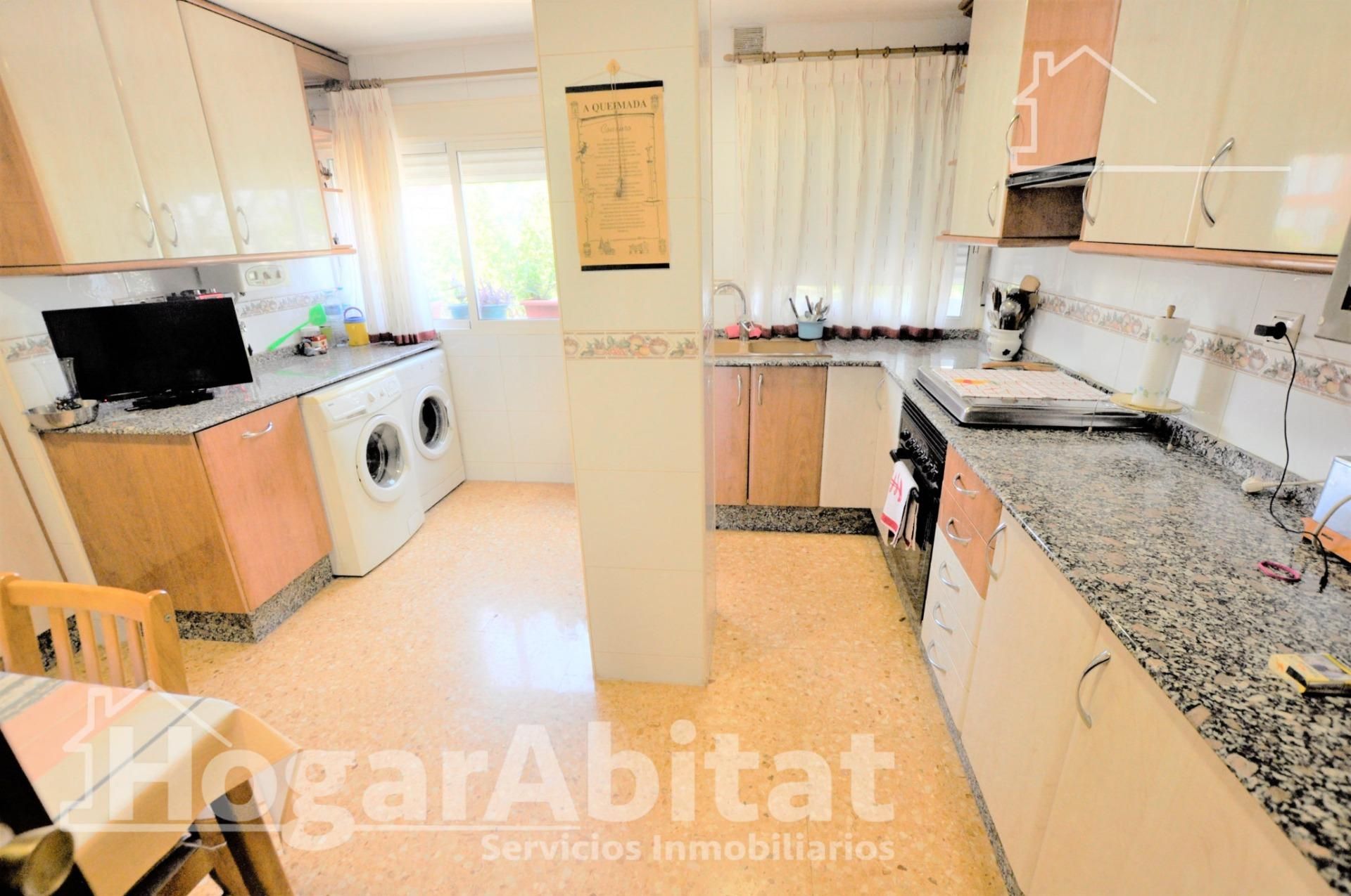 Kitchen of Flat for sale in  Valencia Capital  with Air Conditioner