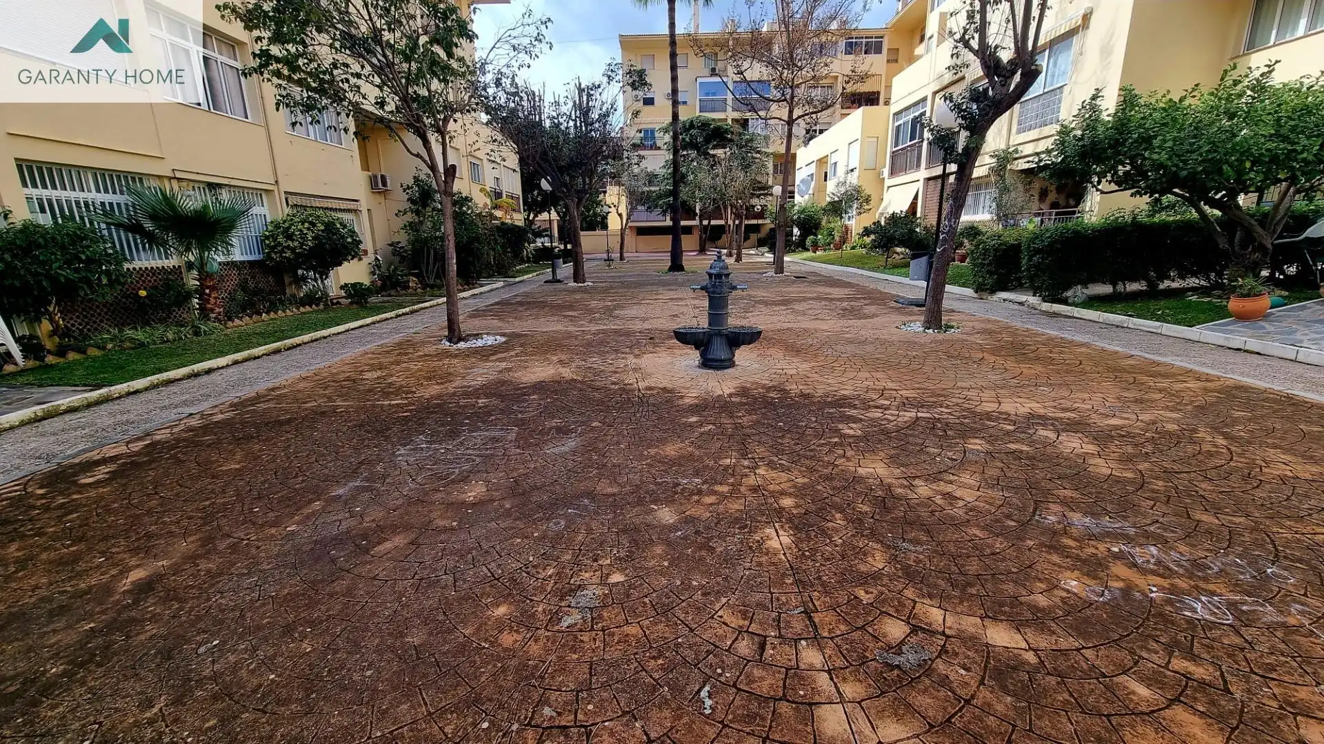 Vista exterior de Pis en venda en Benalmádena amb Jardí privat, Terrassa i Moblat