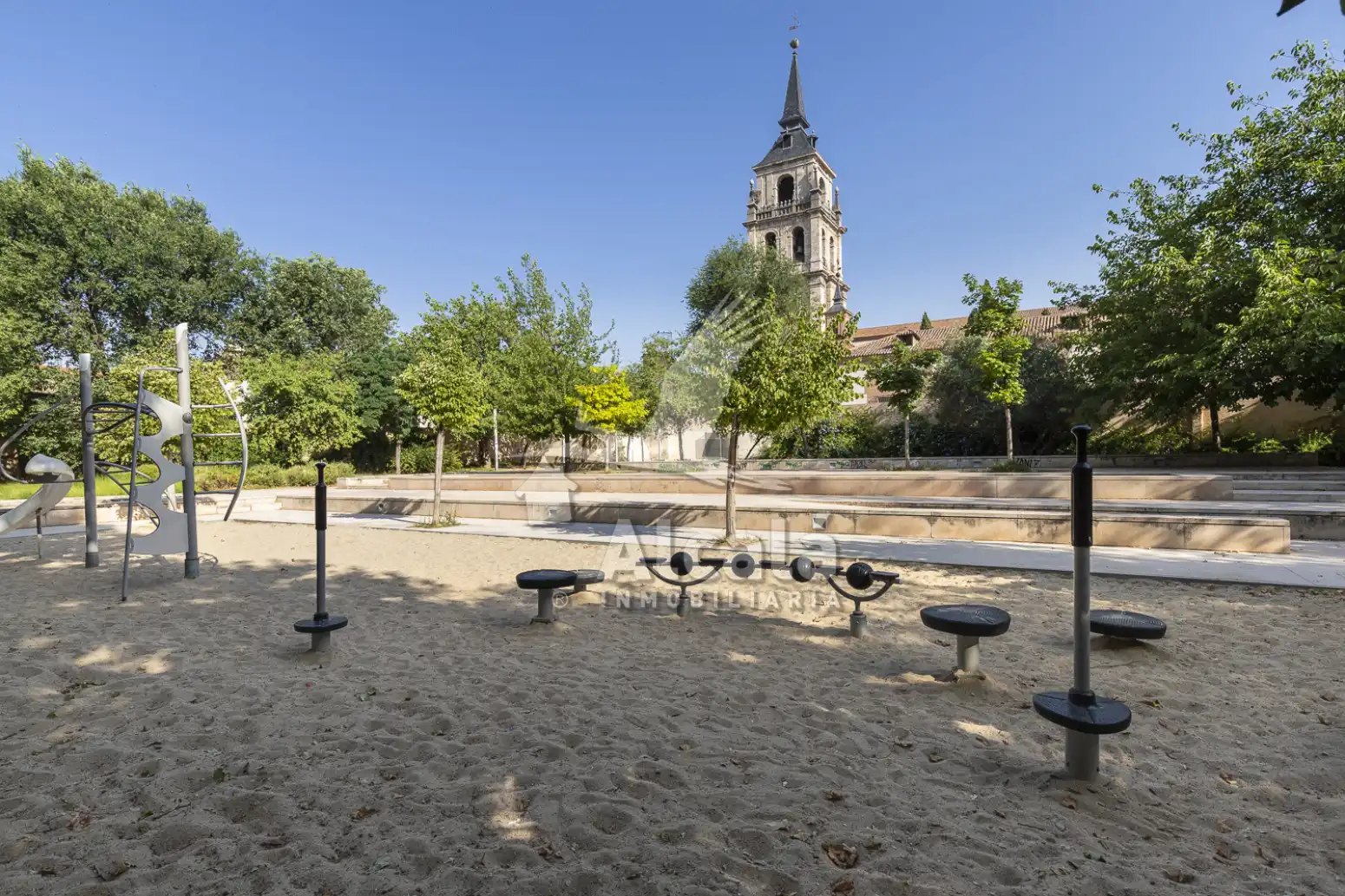 Vista exterior de Pis en venda en Alcalá de Henares amb Calefacció