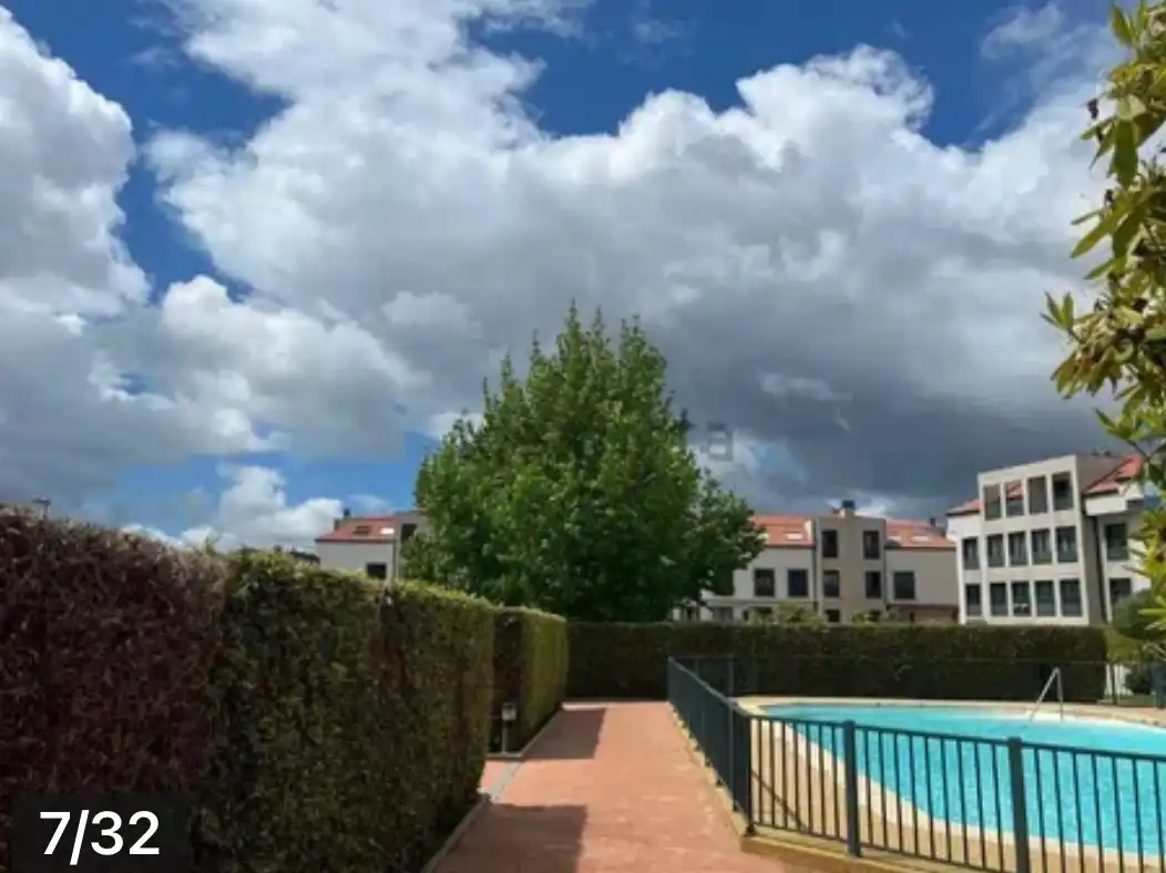 Vista exterior de Pis en venda en Pontevedra Capital  amb Traster, Moblat i Piscina comunitària