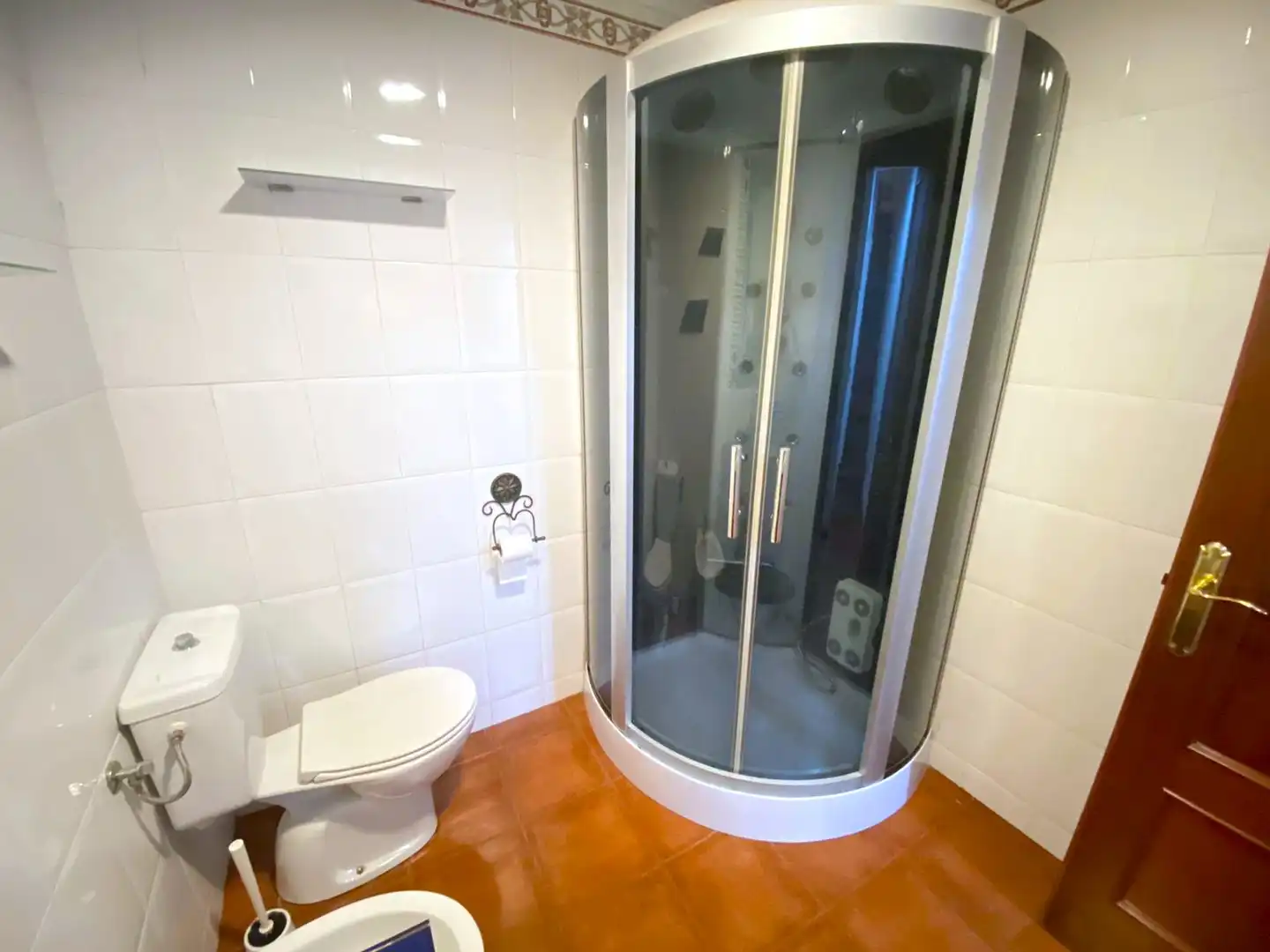 Badezimmer von Einfamilien-Reihenhaus zum Verkauf in Castro-Urdiales mit Heizung, Privatgarten und Parkett