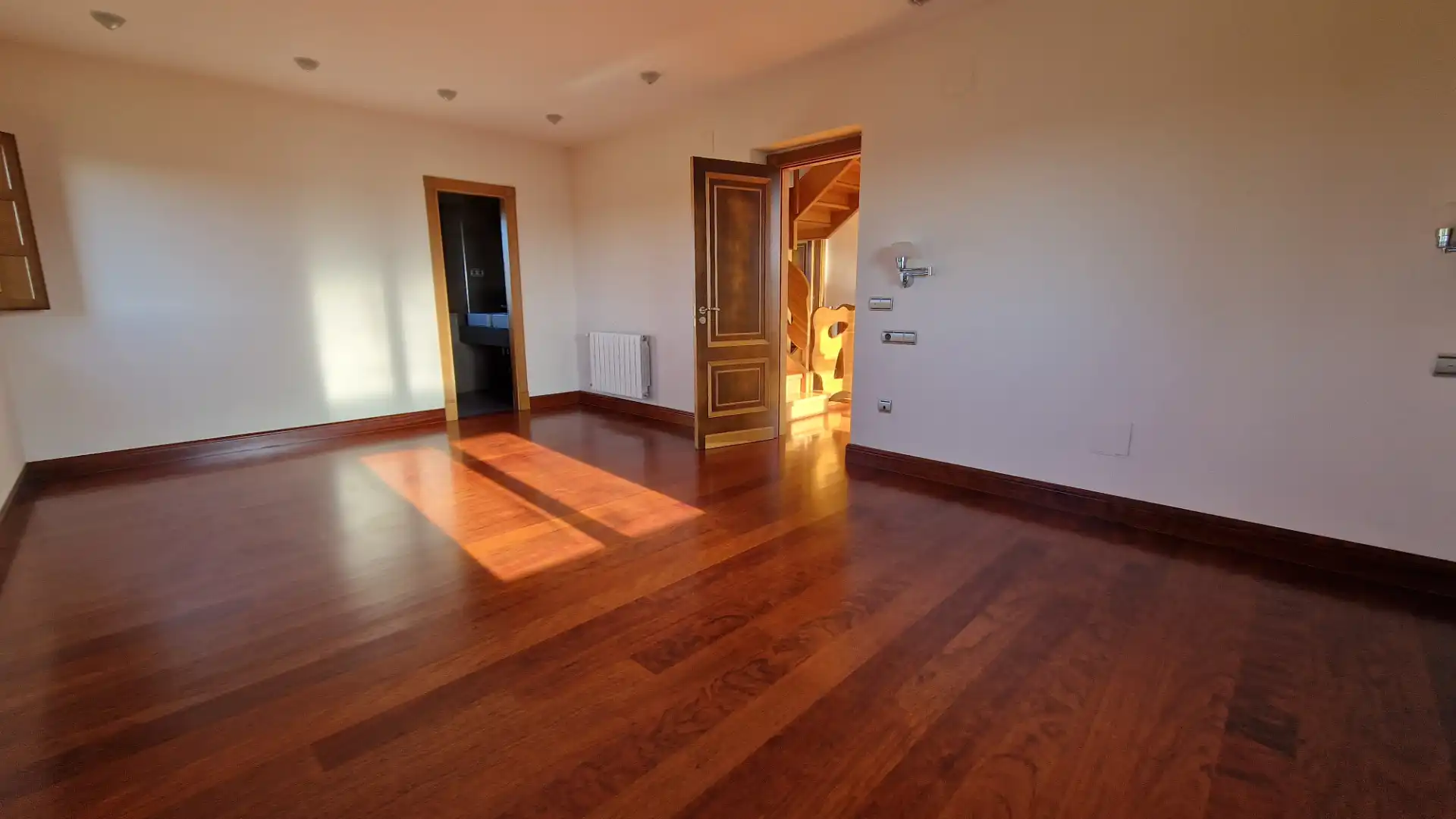 Menjador de Casa o xalet en venda en Gijón  amb Calefacció, Jardí privat i Parquet