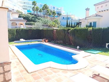 Xalet amb piscina en venda a Calle Granada 11