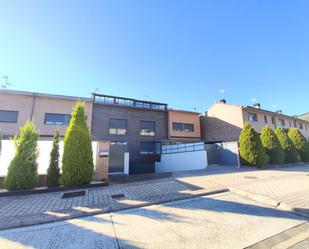 Vista exterior de Casa adosada en venda en Esteribar amb Aire condicionat, Calefacció i Jardí privat