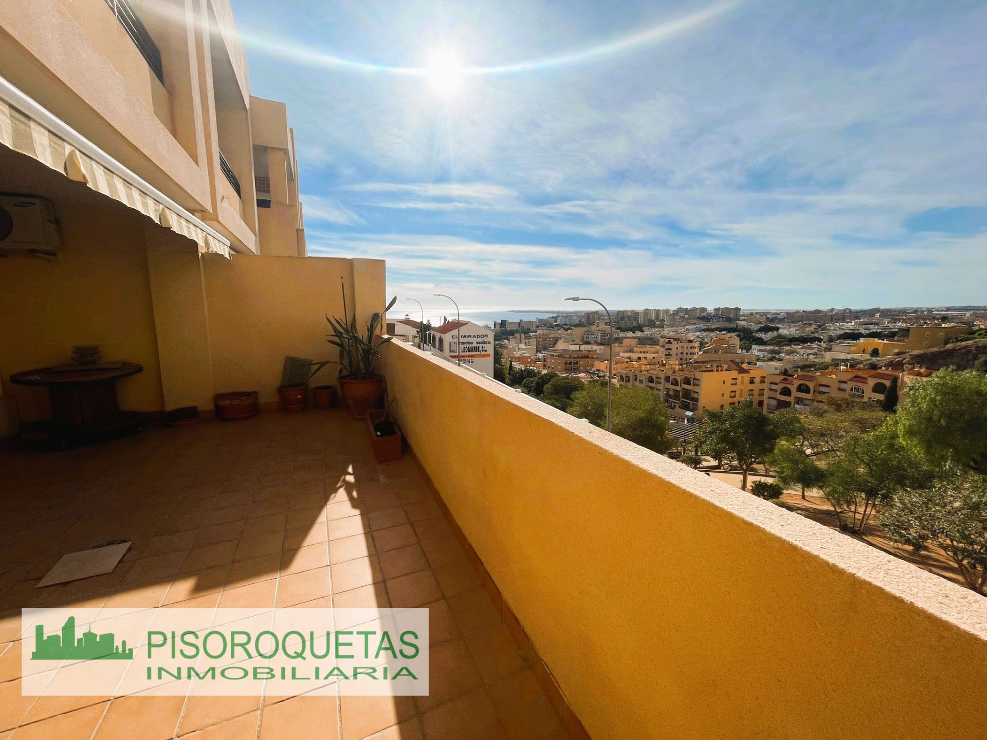 Vista exterior de Pis en venda en Roquetas de Mar amb Aire condicionat, Calefacció i Terrassa