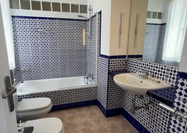 Baño de Ático de alquiler en Madrid con Aire acondicionado, Calefacción y Parquet