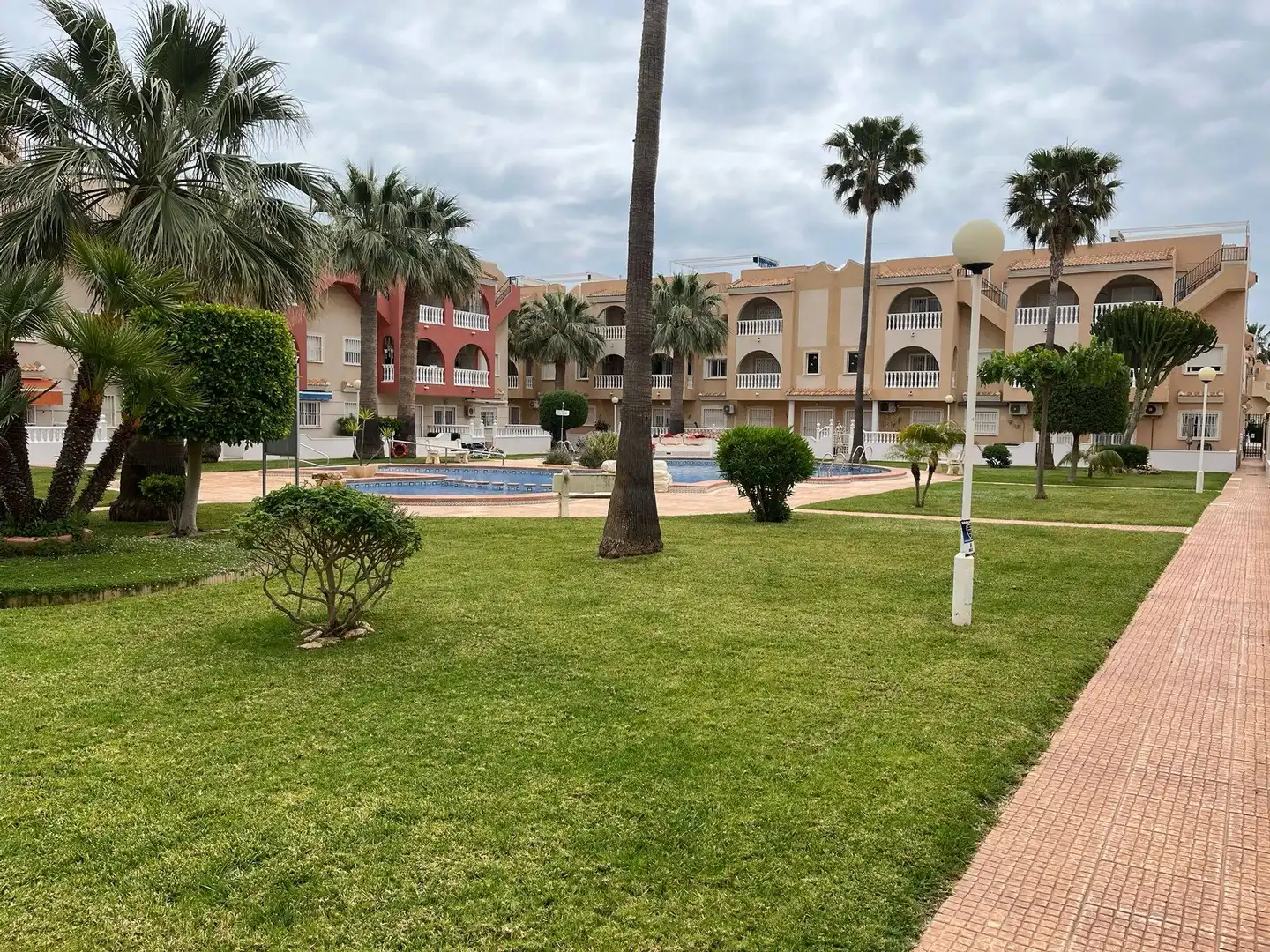 Vista exterior de Apartament en venda en Los Alcázares amb Aire condicionat, Calefacció i Jardí privat