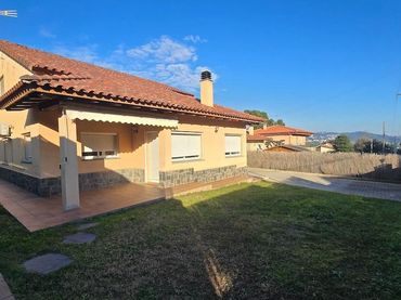 Casa con giardino in affitto a Bigues i Riells del Fai