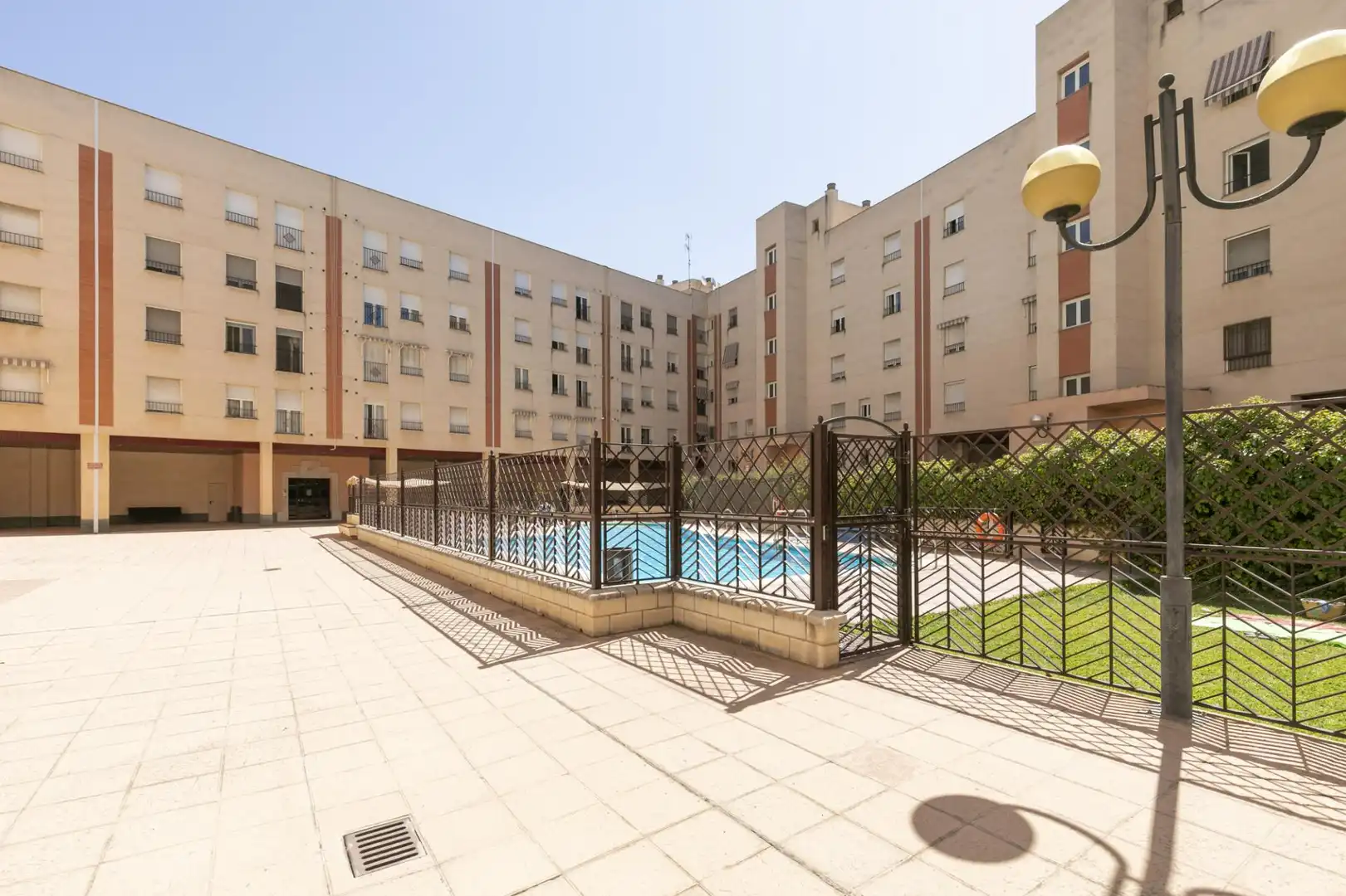 Piscina de Piso en venta en Granada con Calefacción, Balcón y Piscina comunitaria