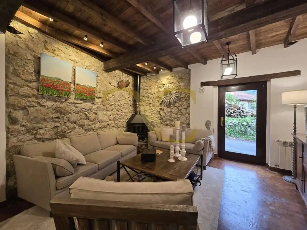 Sala d'estar de Casa adosada en venda en Llanes amb Calefacció, Jardí privat i Terrassa