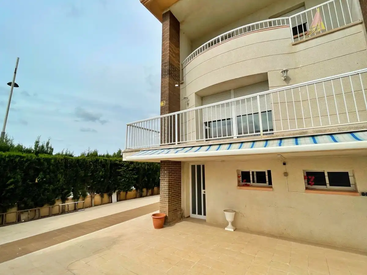 Vista exterior de Casa o xalet en venda en Santa Bàrbara amb Terrassa