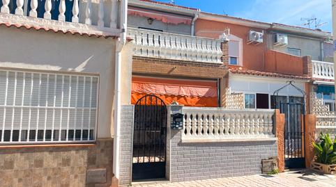 Foto 2 de Casa adosada en venda a Calle del Azahar, 11b, Zona Carrefour - Urbanizaciones, Torrevieja