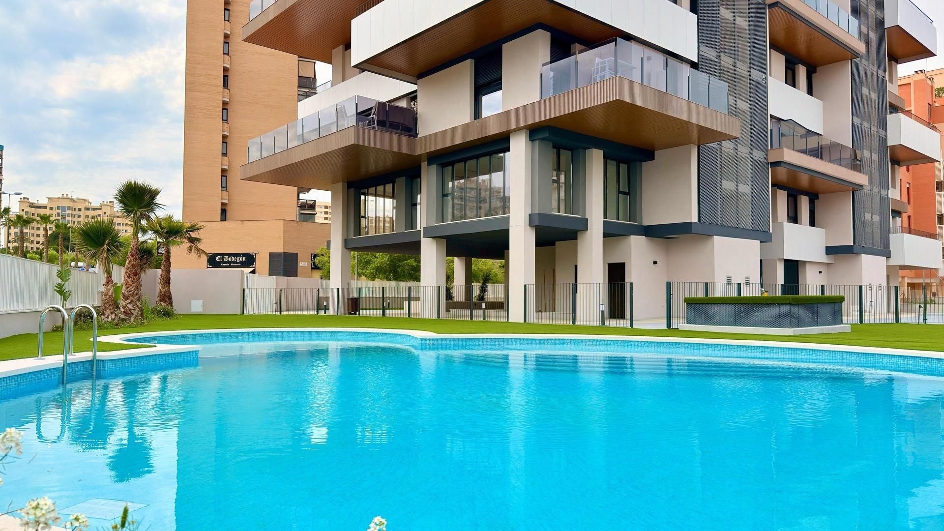 Piscina de Apartament en venda en Alicante / Alacant amb Aire condicionat, Calefacció i Jardí privat