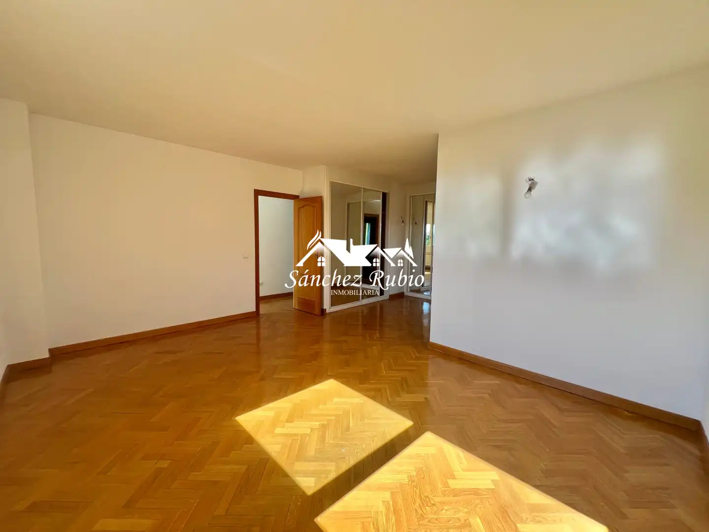 Sala d'estar de Casa adosada en venda en Galapagar amb Calefacció, Jardí privat i Parquet