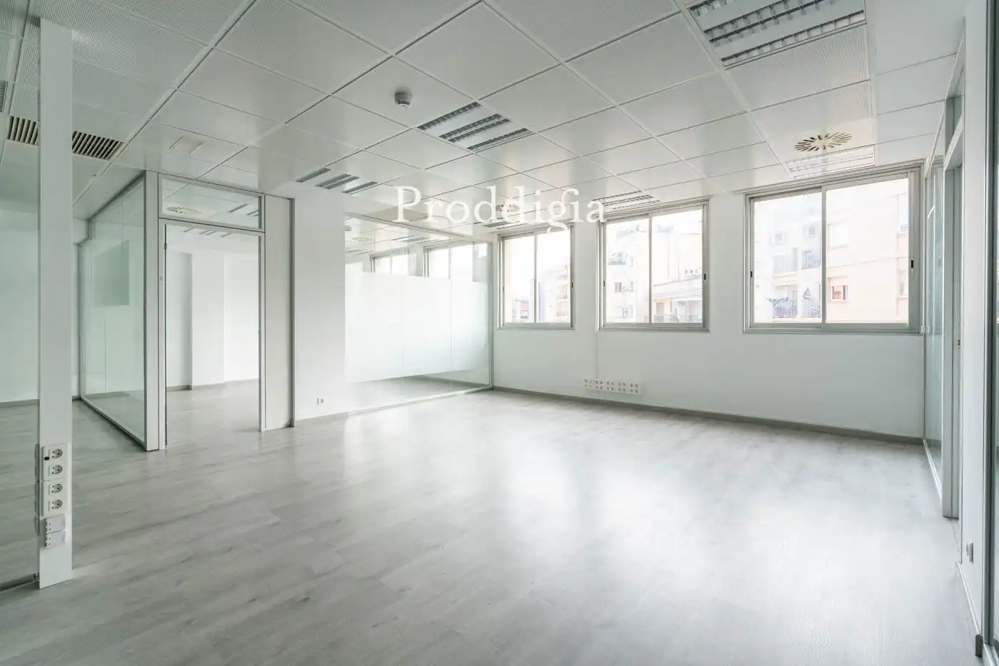 Büro zur Miete in Barcelona mit Klimaanlage, Heizung und Alarm
