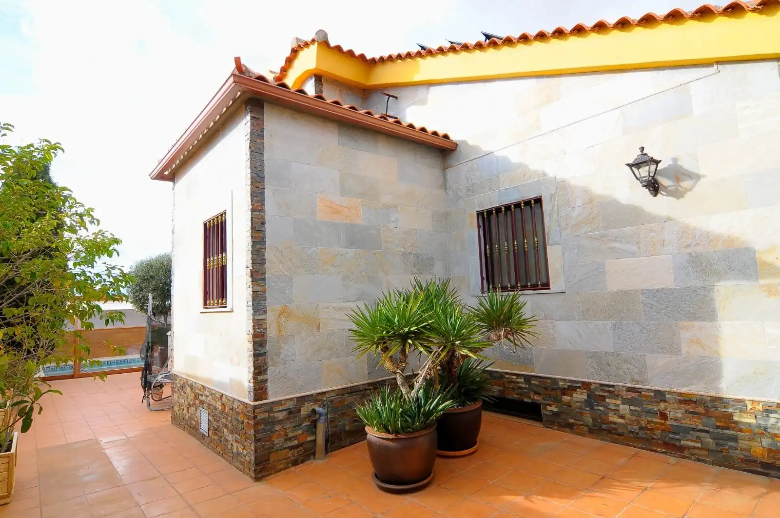 Vista exterior de Casa o xalet en venda en Valdepeñas amb Terrassa, Piscina i Moblat