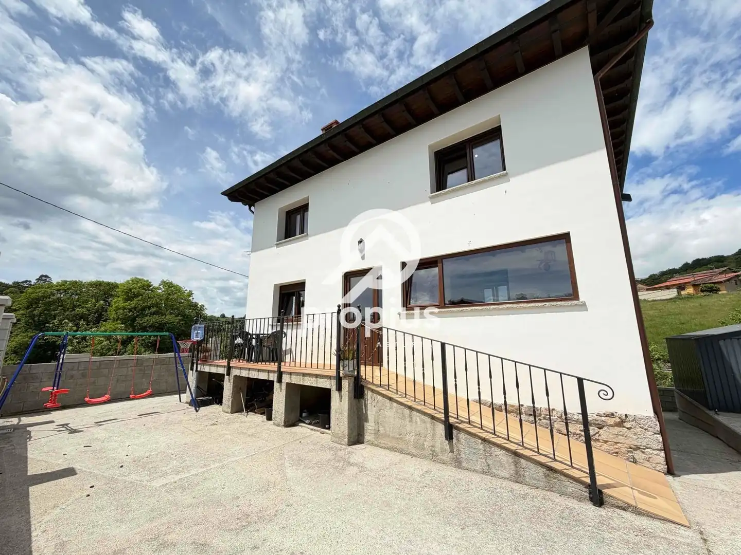 Vista exterior de Casa o xalet en venda en Sariego amb Calefacció, Parquet i Traster