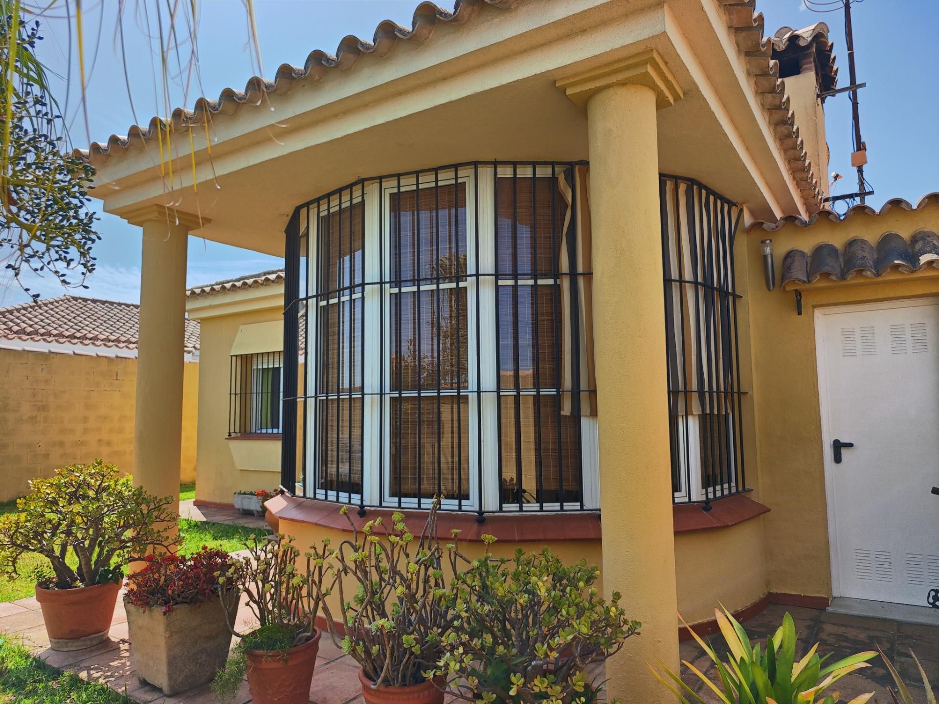 Vista exterior de Casa o xalet en venda en Chiclana de la Frontera amb Calefacció, Jardí privat i Traster