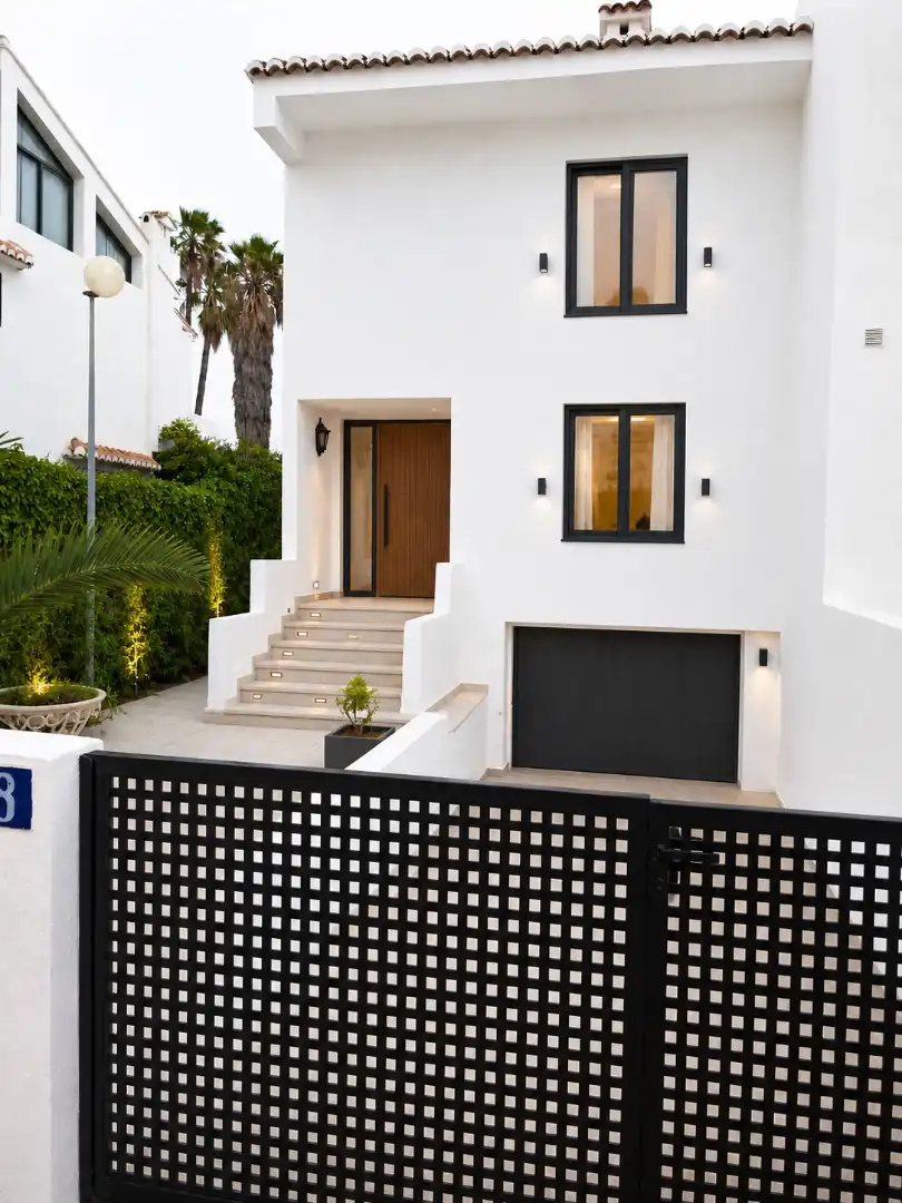 Vista exterior de Casa adosada en venta en El Puig de Santa Maria con Aire acondicionado, Jardín privado y Terraza