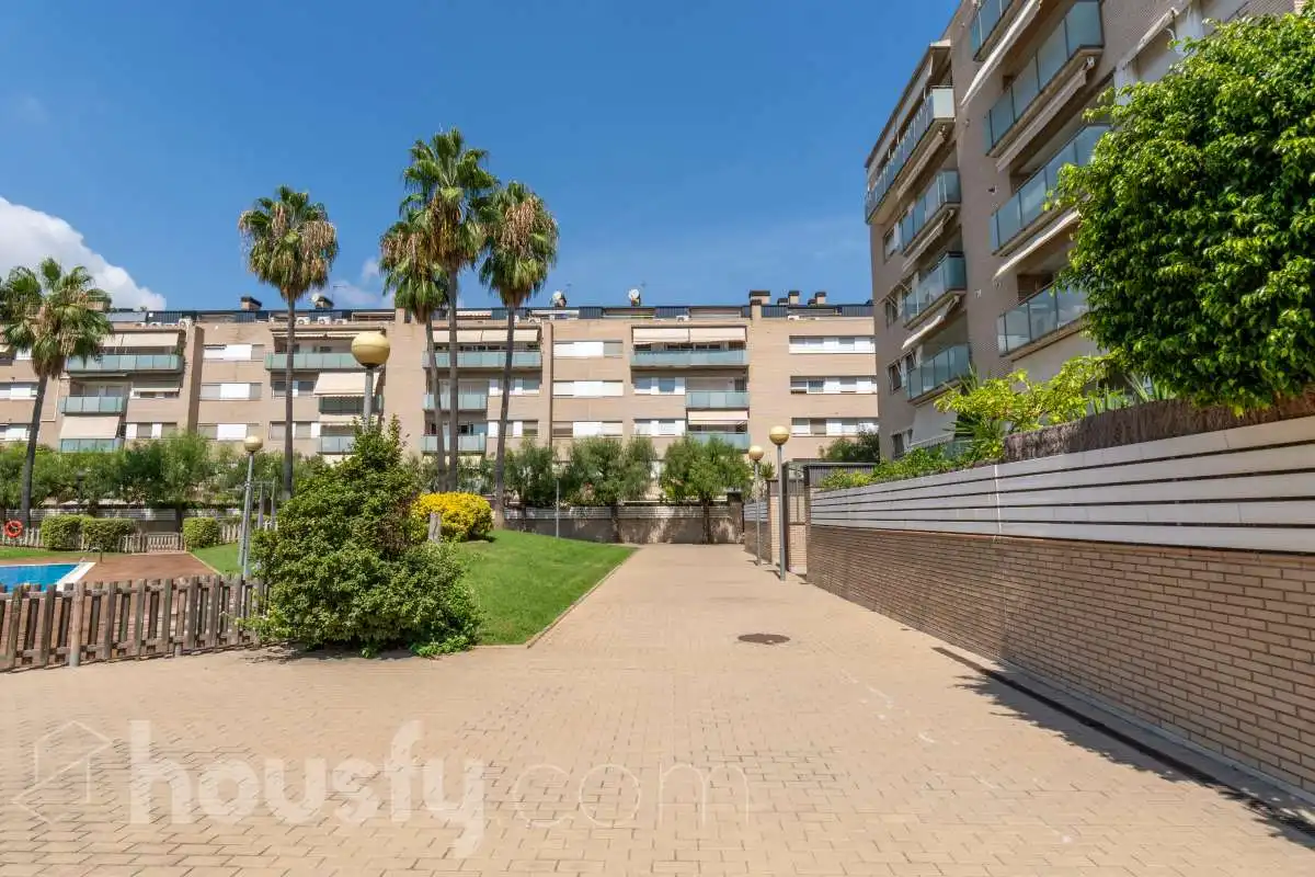 Vista exterior de Pis en venda en Sant Joan Despí amb Aire condicionat, Calefacció i Parquet
