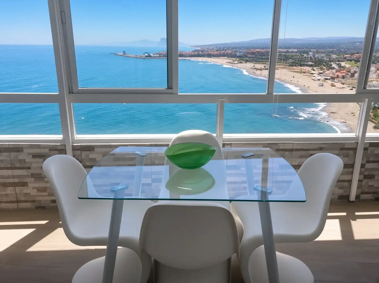 Menjador de Apartament en venda en Sotogrande amb Aire condicionat, Terrassa i Moblat