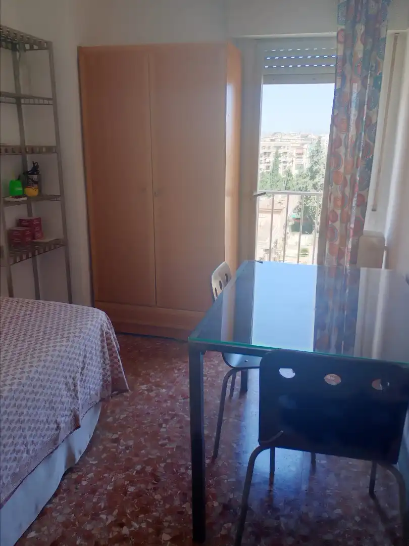Habitación de Piso para compartir en Granada con Calefacción, Amueblado y Horno