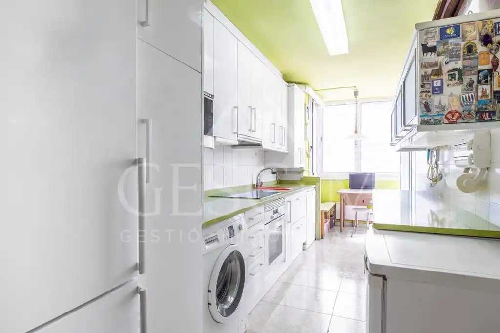 Cocina de Piso en venta en Sant Joan Despí con Parquet, Terraza y Balcón