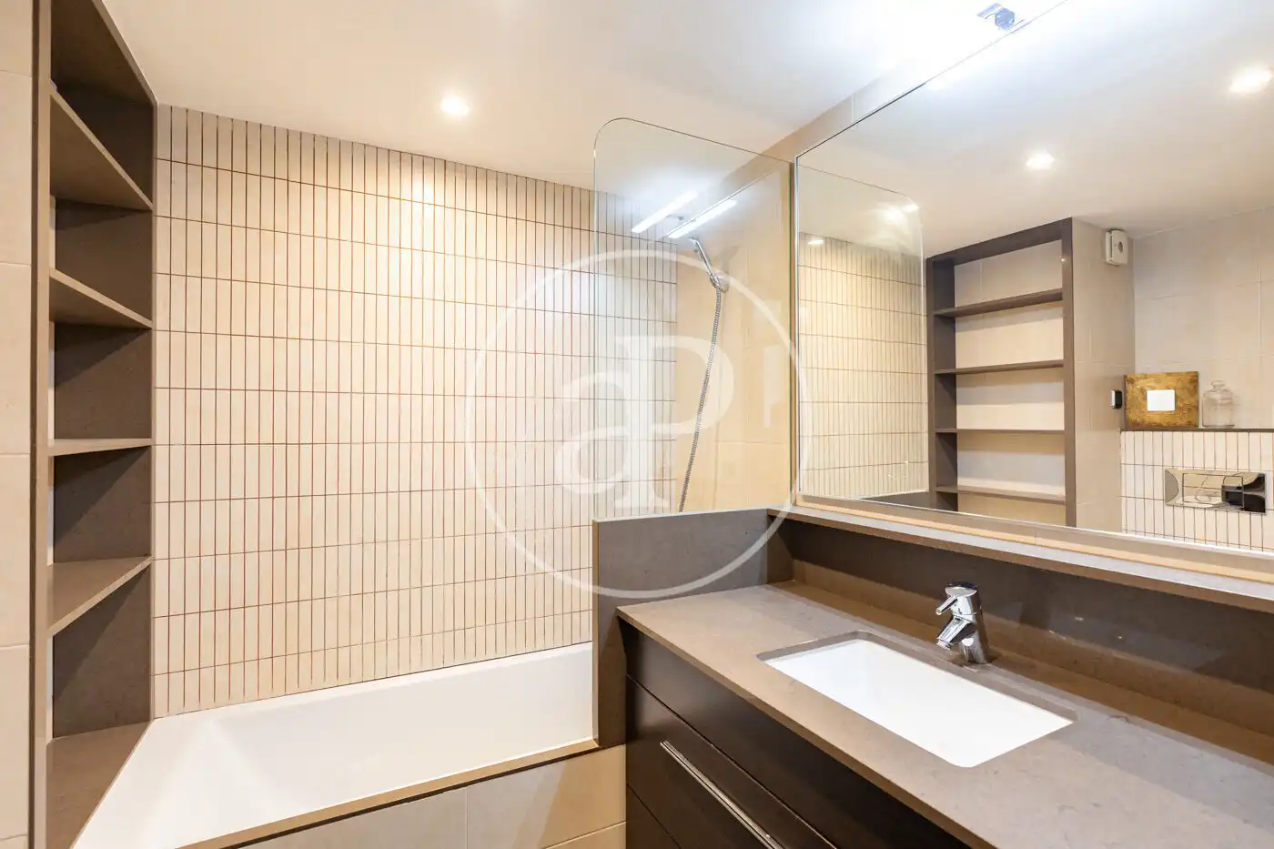 Baño de Piso de alquiler en Barcelona con Calefacción, Jardín privado y Balcón