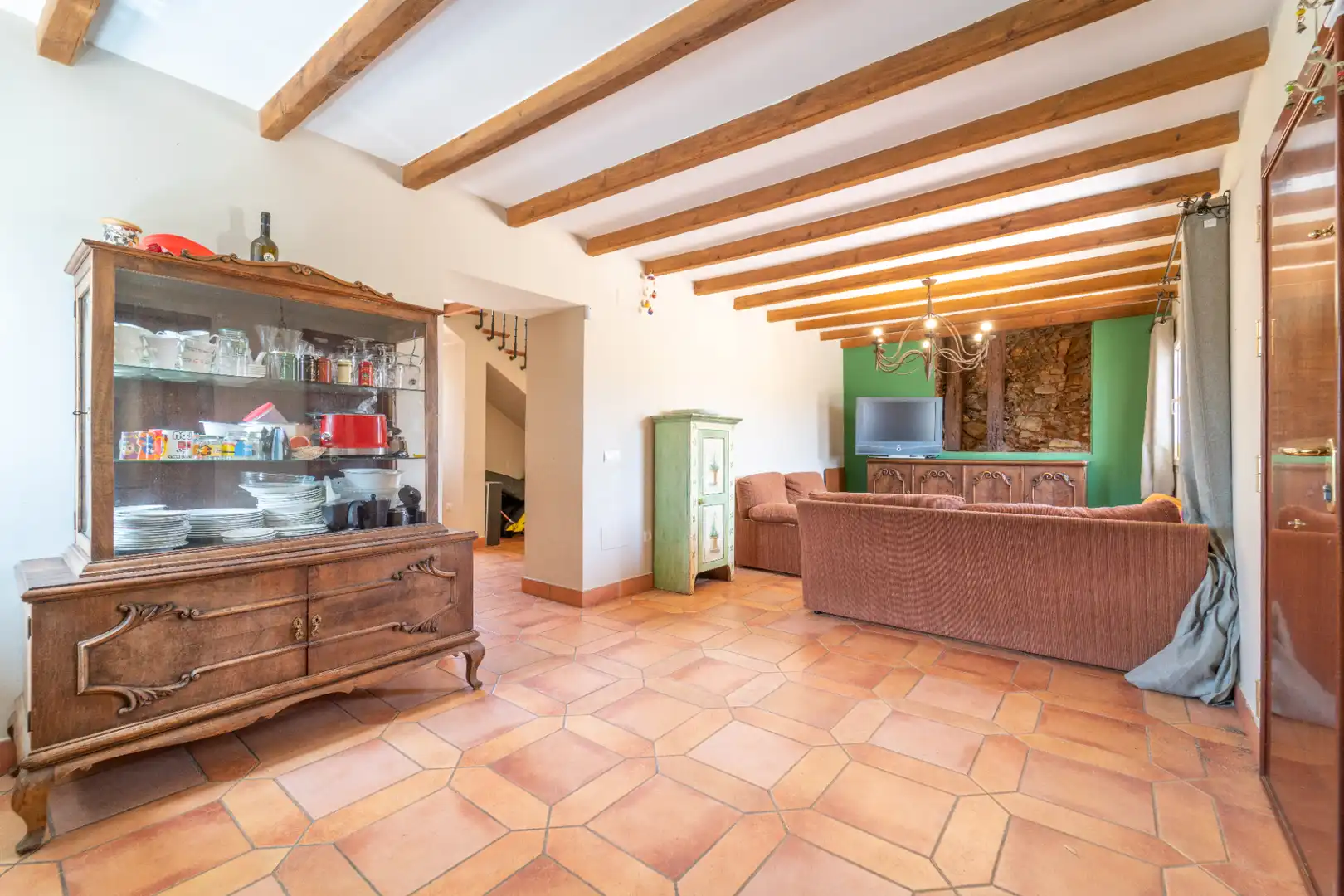 Sala d'estar de Finca rústica en venda en Casabermeja amb Jardí privat, Moblat i Forn