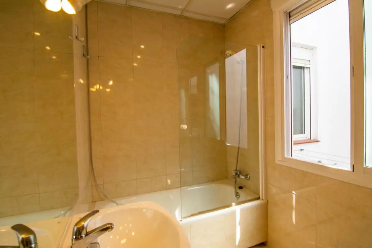 Baño de Piso de alquiler en Madrid con Aire acondicionado, Calefacción y Parquet