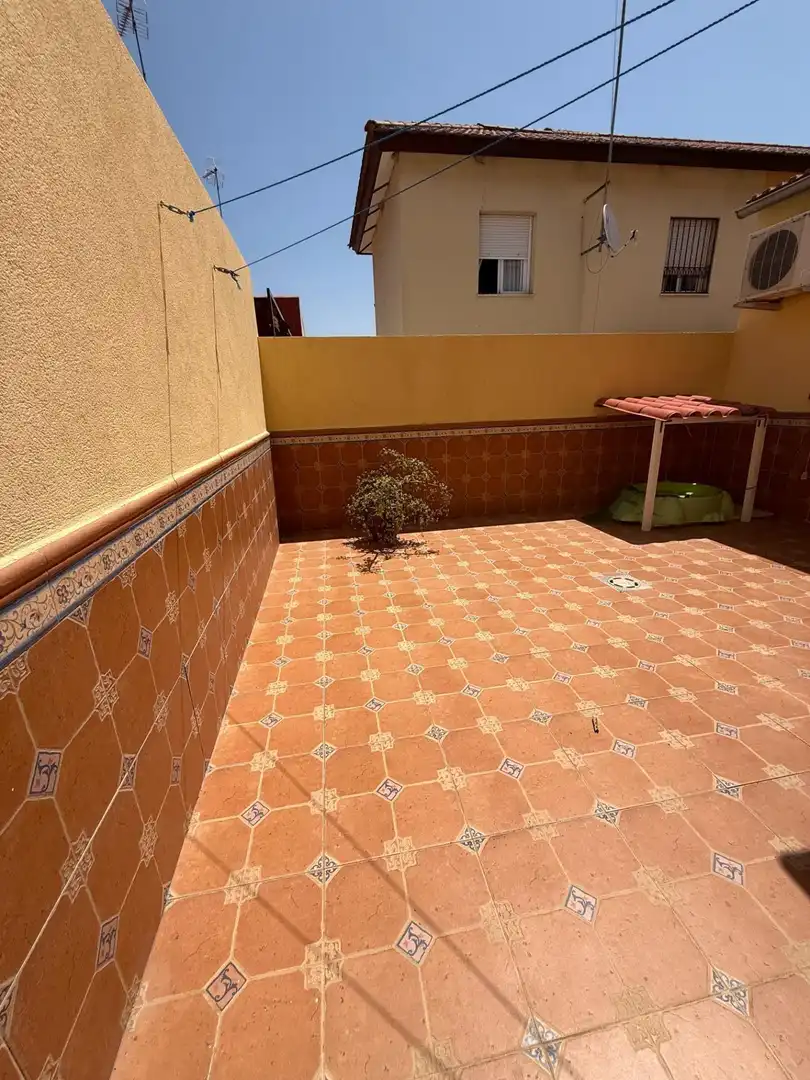 Terrassa de Casa adosada en venda en Bollullos de la Mitación amb Jardí privat