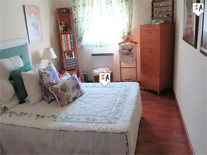 Dormitori de Casa o xalet en venda en Jaén amb Aire condicionat, Traster i Piscina