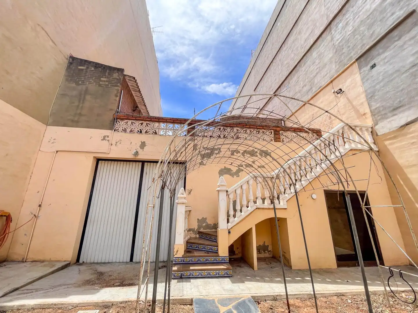 Exterior view of Houses for sale in Catarroja  with Balcony