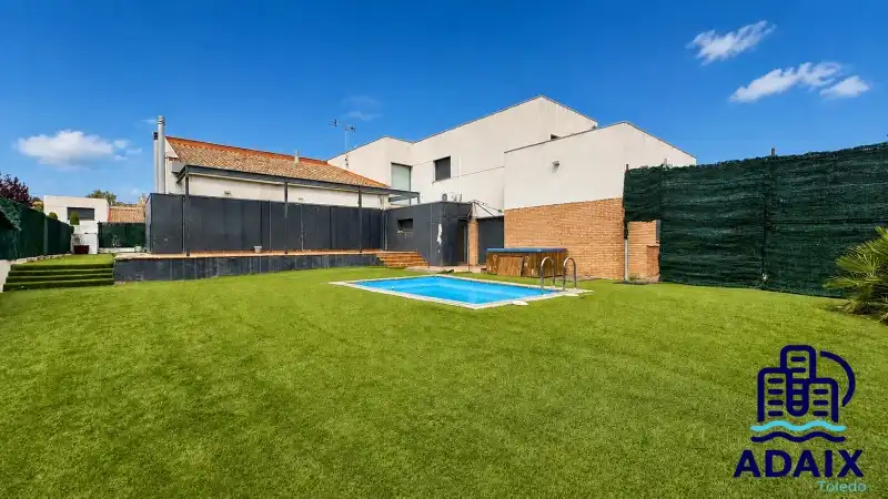 Swimming pool of Houses for sale in Layos  with Air Conditioner, Heating and Terrace