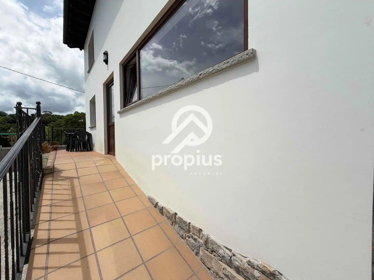 Vista exterior de Casa o xalet en venda en Sariego amb Calefacció, Parquet i Traster