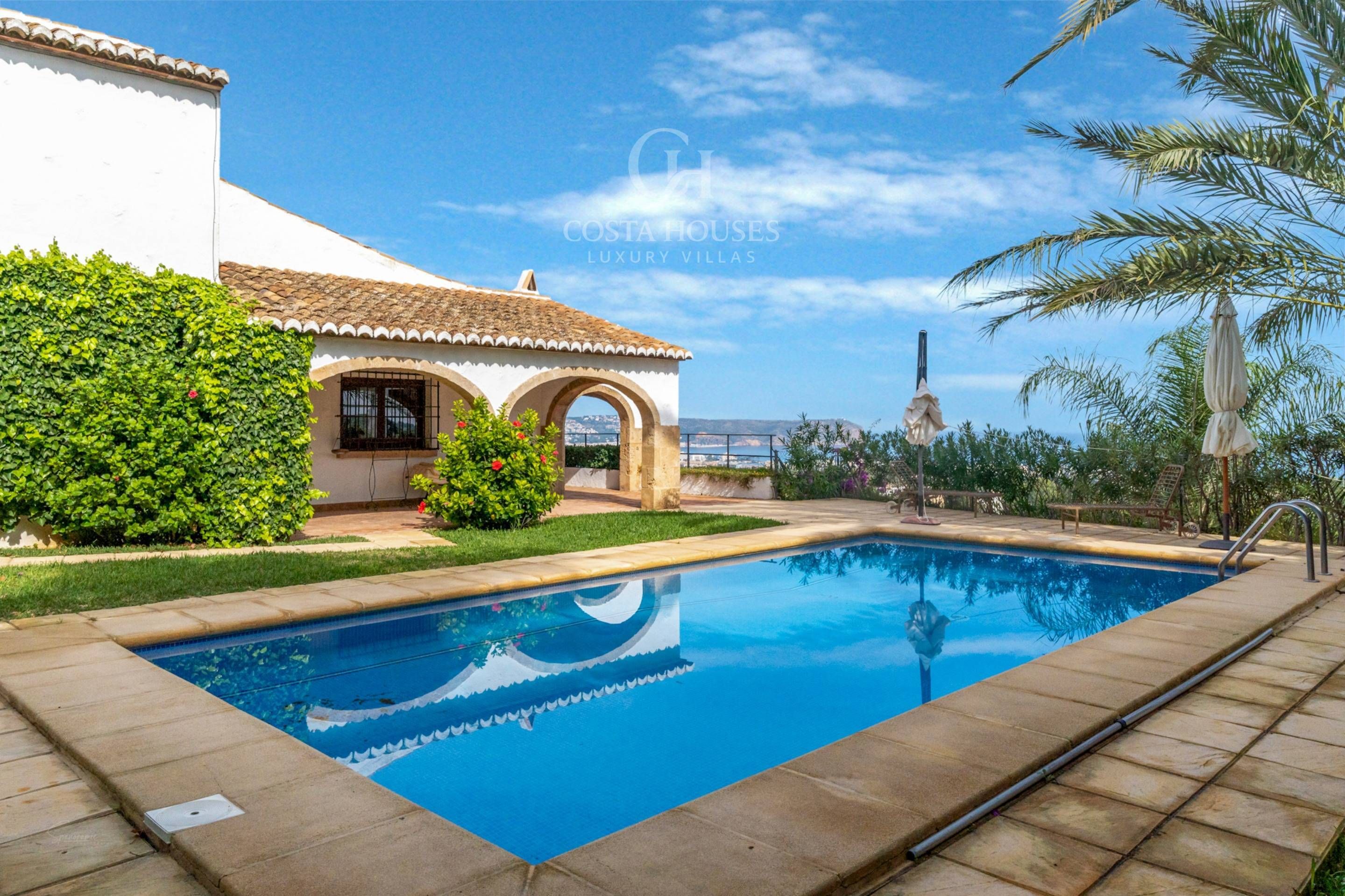 Vista exterior de Casa o xalet en venda en Jávea / Xàbia amb Calefacció, Jardí privat i Terrassa