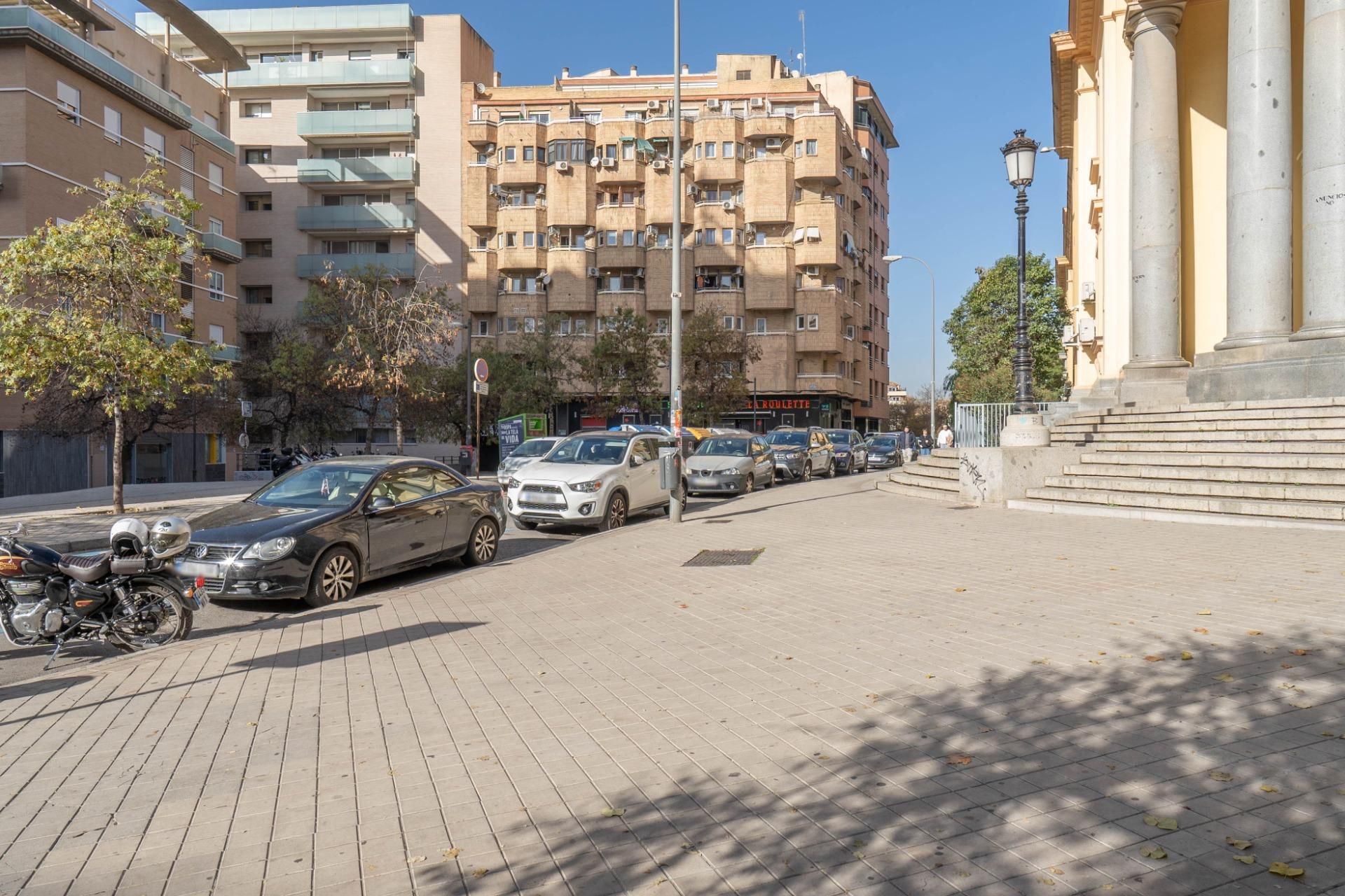 Vista exterior de Estudi en venda en  Granada Capital amb Calefacció i Parquet