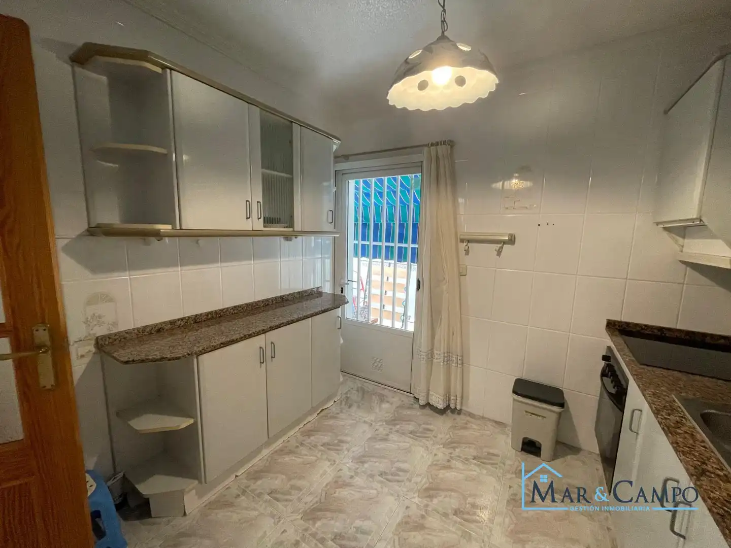 Cuina de Casa adosada en venda en Los Alcázares amb Aire condicionat, Jardí privat i Moblat
