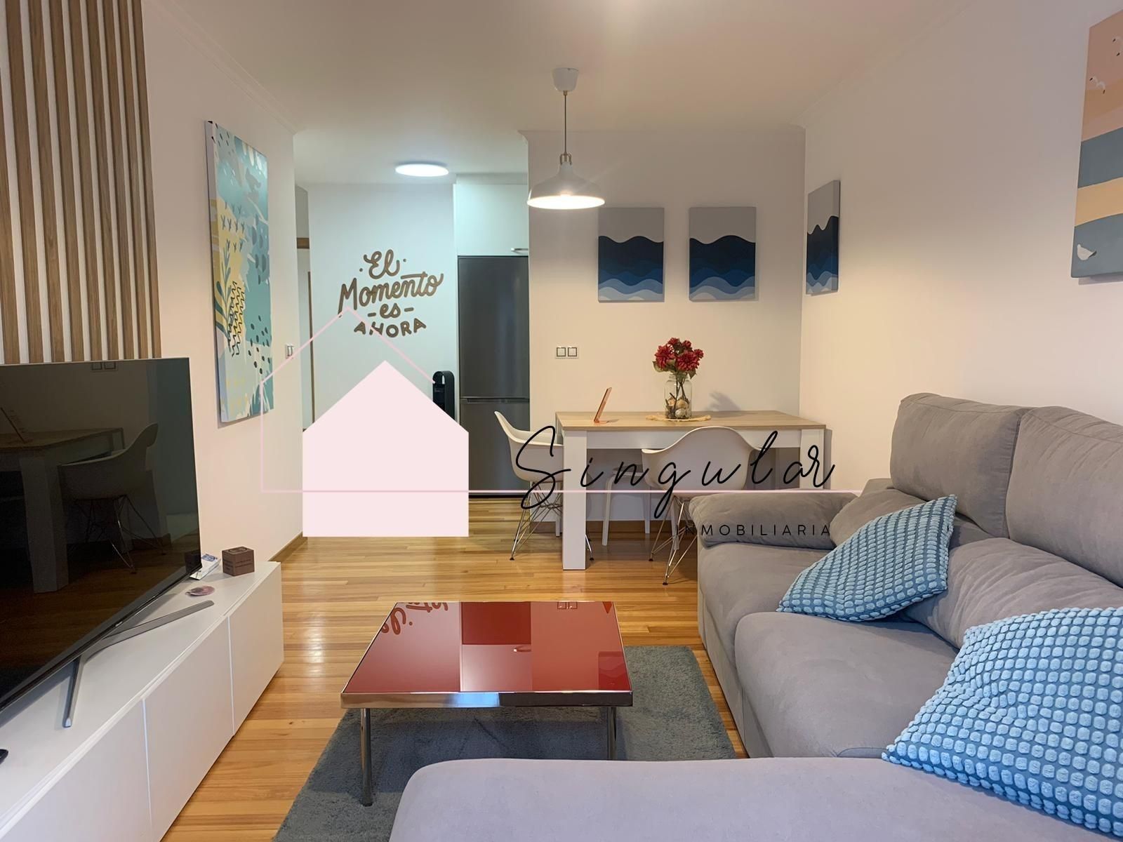 Sala de estar de Apartamento en venta en Ribeira con Calefacción y Amueblado