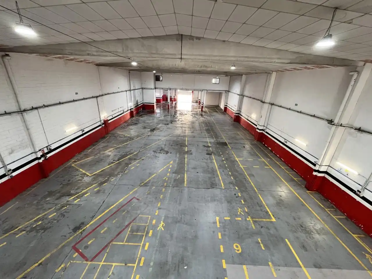 Parkplatz von Fabrikhallen zur Miete in Barcelona mit Heizung