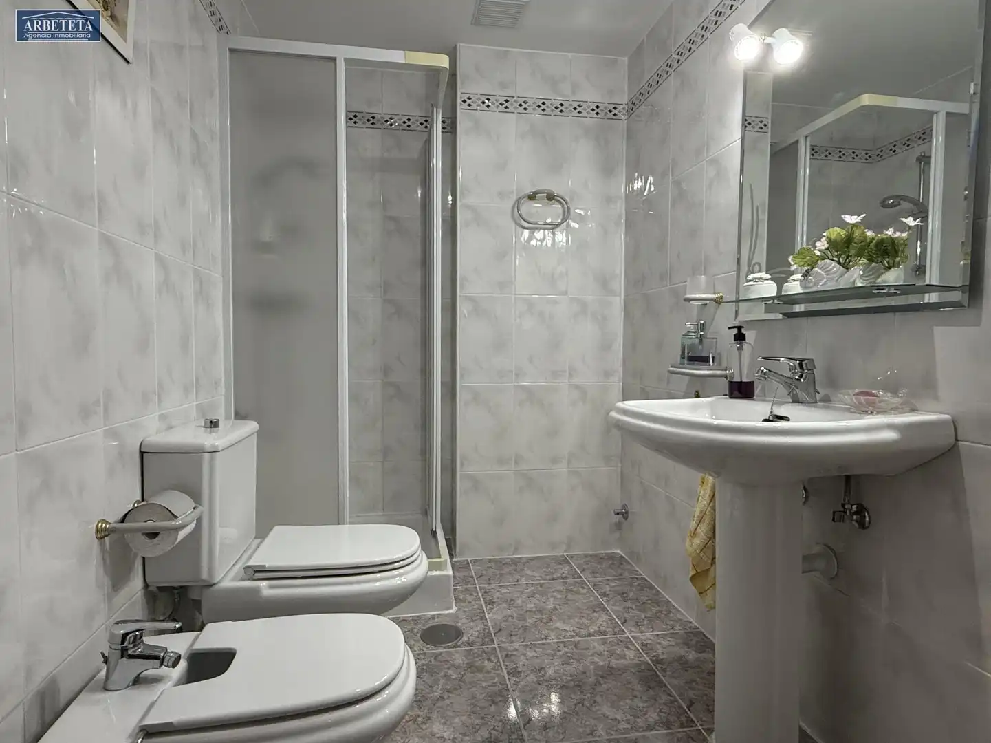 Badezimmer von Einfamilien-Reihenhaus zum Verkauf in Guadalajara mit Heizung, Parkett und Terrasse