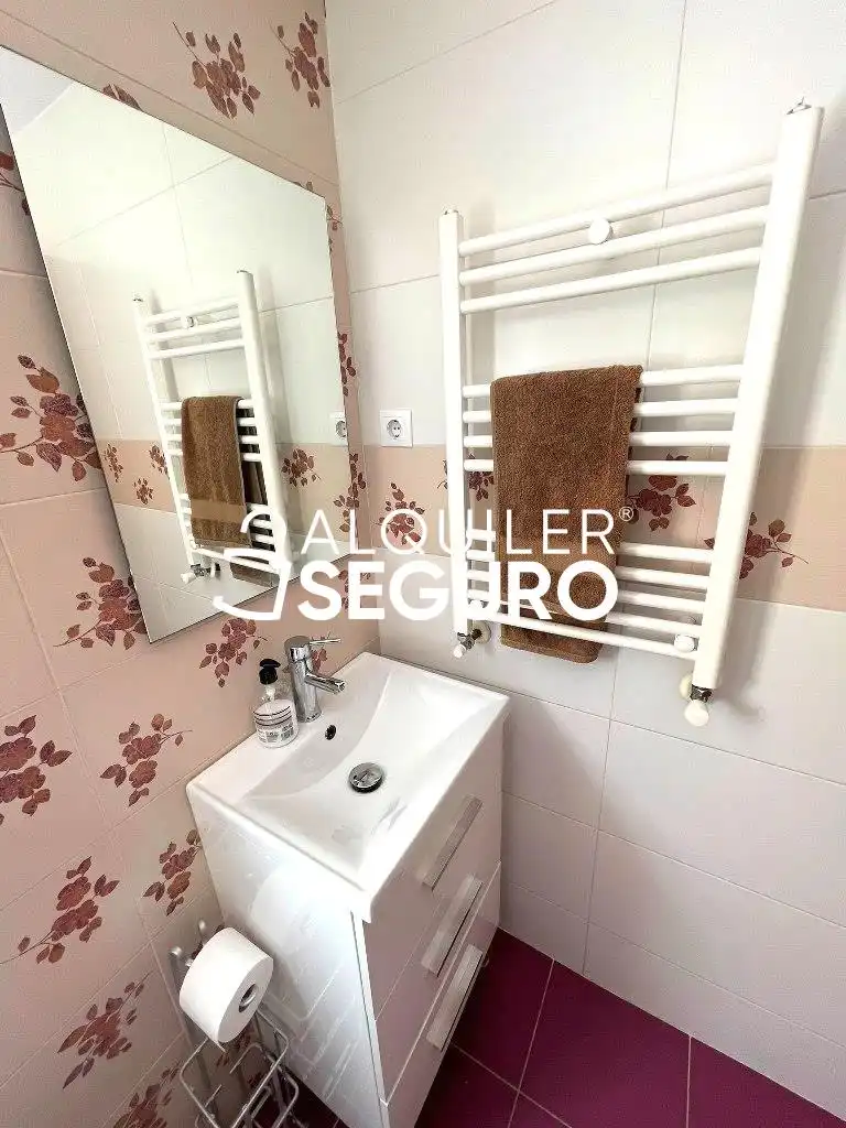 Badezimmer von Wohnung zur Miete in Madrid mit Klimaanlage, Heizung und Terrasse