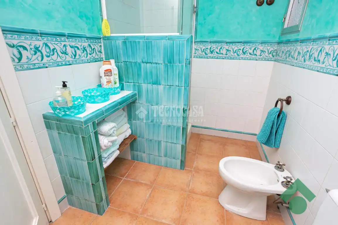 Bathroom of Flat for sale in Algeciras  with Terrace, Storage room and Furnished