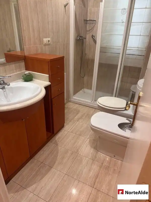 Baño de Piso en venta en Barakaldo  con Calefacción, Trastero y Balcón
