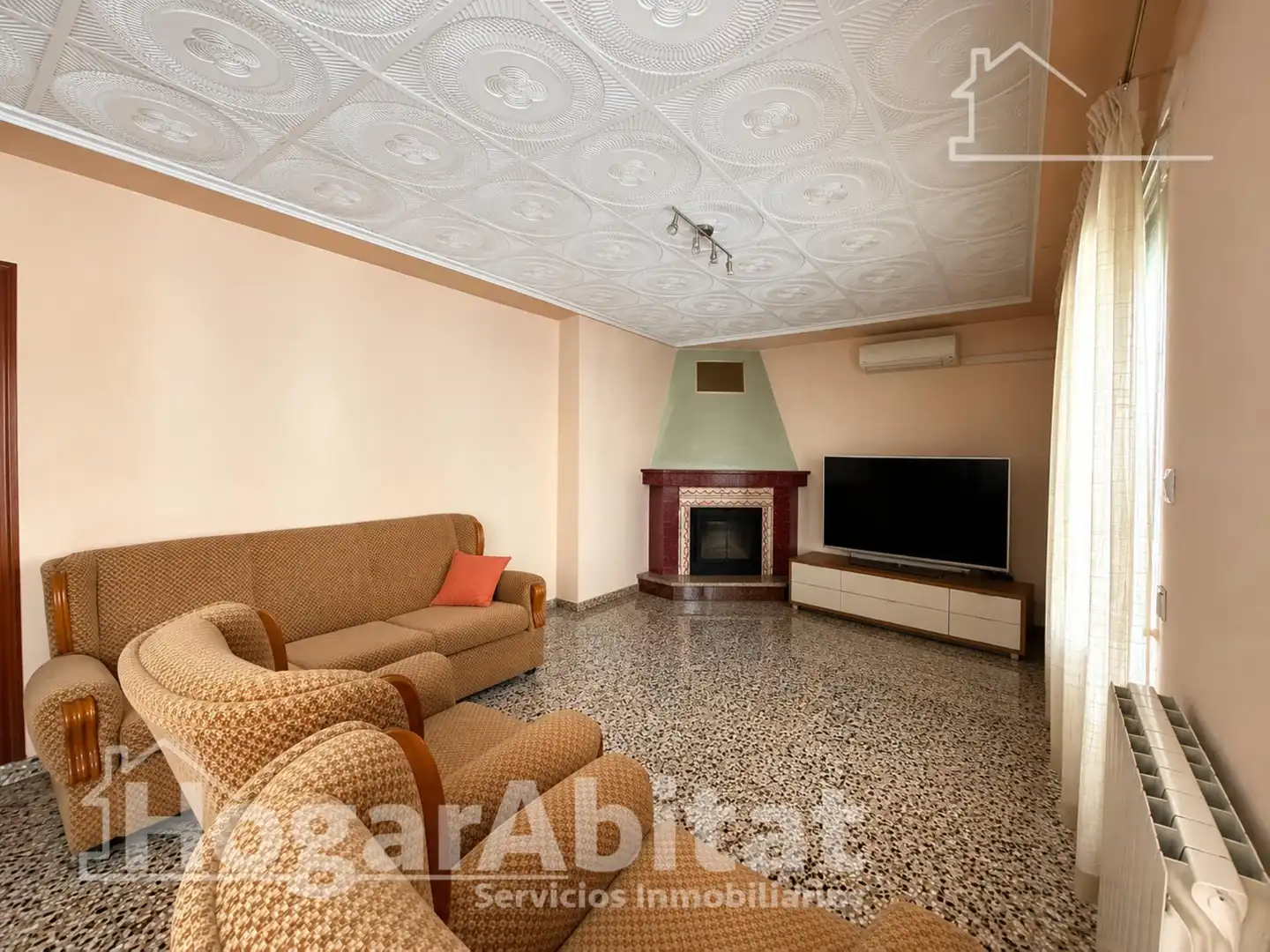 Sala d'estar de Casa o xalet en venda en Benaguasil amb Aire condicionat, Jardí privat i Terrassa