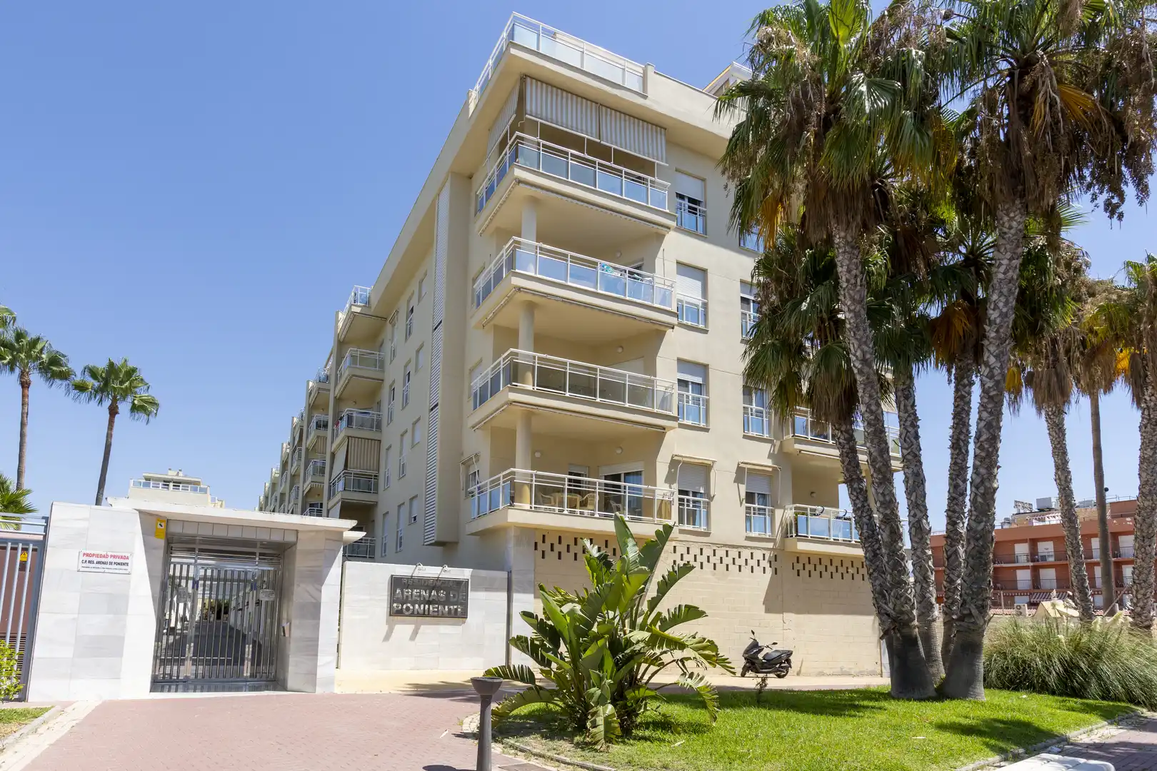 Vista exterior de Ático en venta en Motril con Terraza, Balcón y Piscina comunitaria