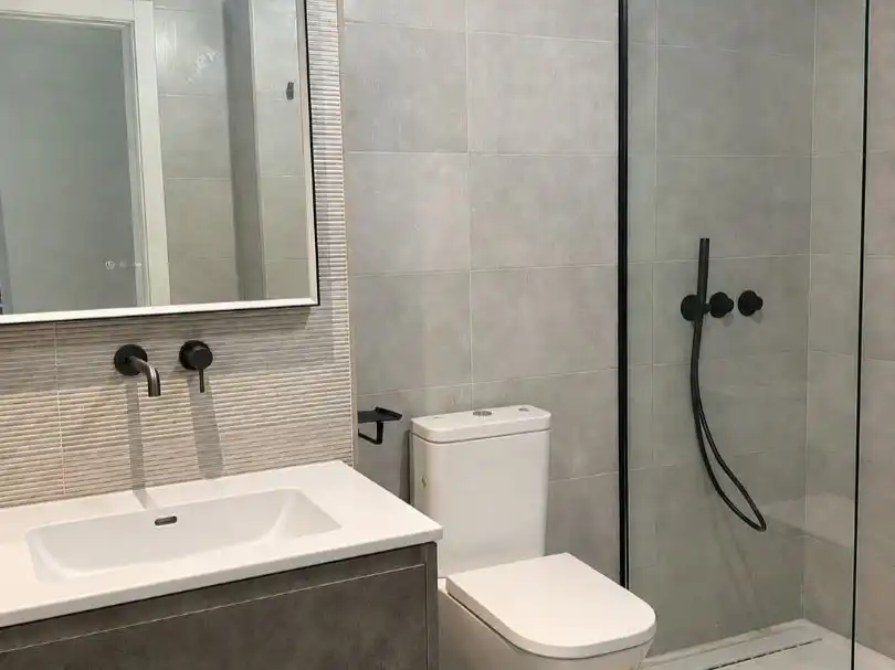 Baño de Piso para compartir en Ames con Calefacción, Terraza y Amueblado