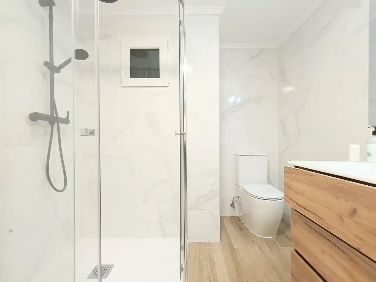 Bathroom of Commercial properties for rent in Madrid  with Air Conditioner