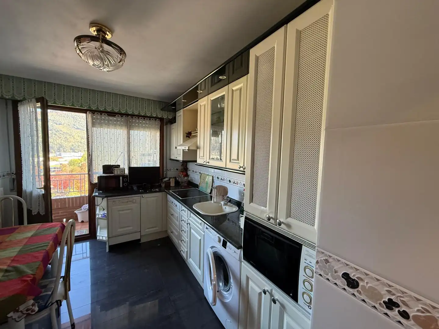 Cocina de Piso en venta en Basauri  con Calefacción, Trastero y Amueblado