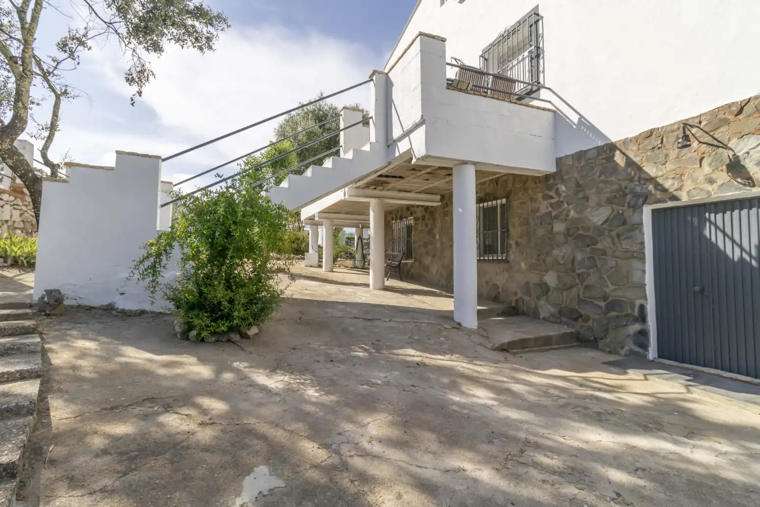 Vista exterior de Casa o chalet en venta en Guillena con Jardín privado, Terraza y Piscina